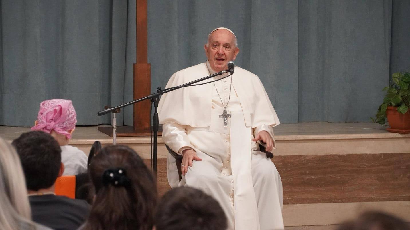 Kemarin Paus Fransiskus bertemu dengan anak-anak San Giovanni Maria Vianney untuk katekese pertama "Sekolah Doa" 